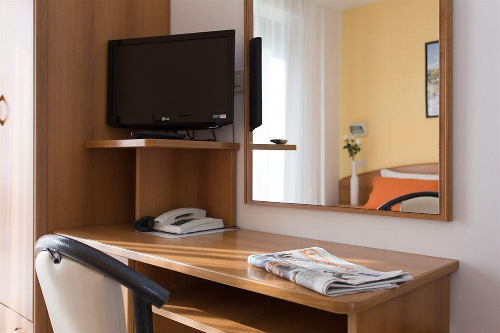 Hotel Emilia Rimini Buitenkant foto