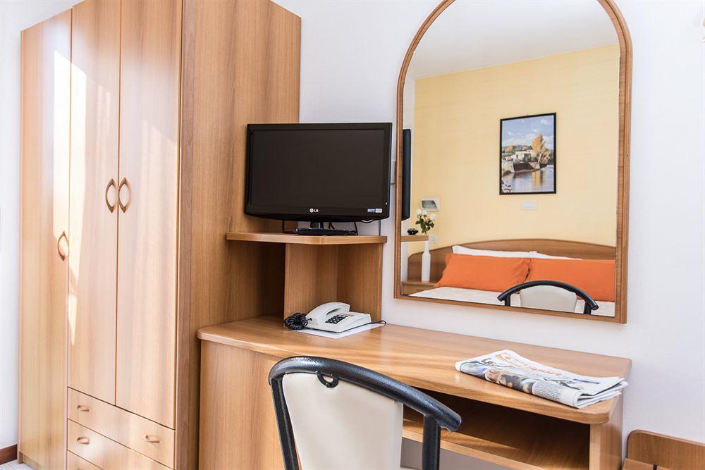 Hotel Emilia Rimini Buitenkant foto