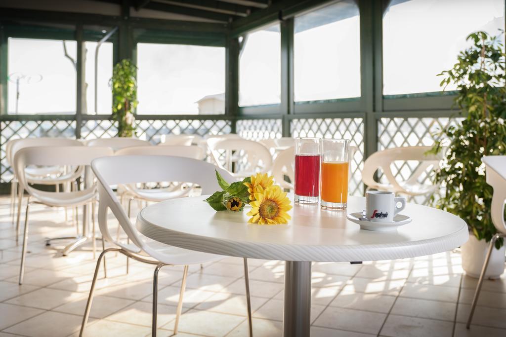 Hotel Emilia Rimini Buitenkant foto