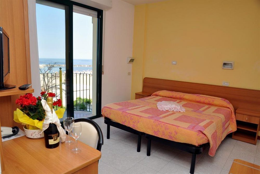 Hotel Emilia Rimini Buitenkant foto